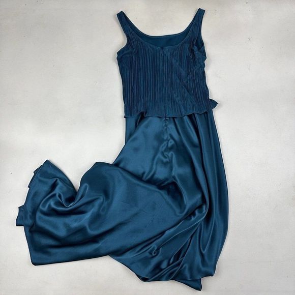 Cachet Teal Plisse Top Satin Formal Gown Dress Long Sleeveless Size 6 Zip Back - Picture 12 of 13